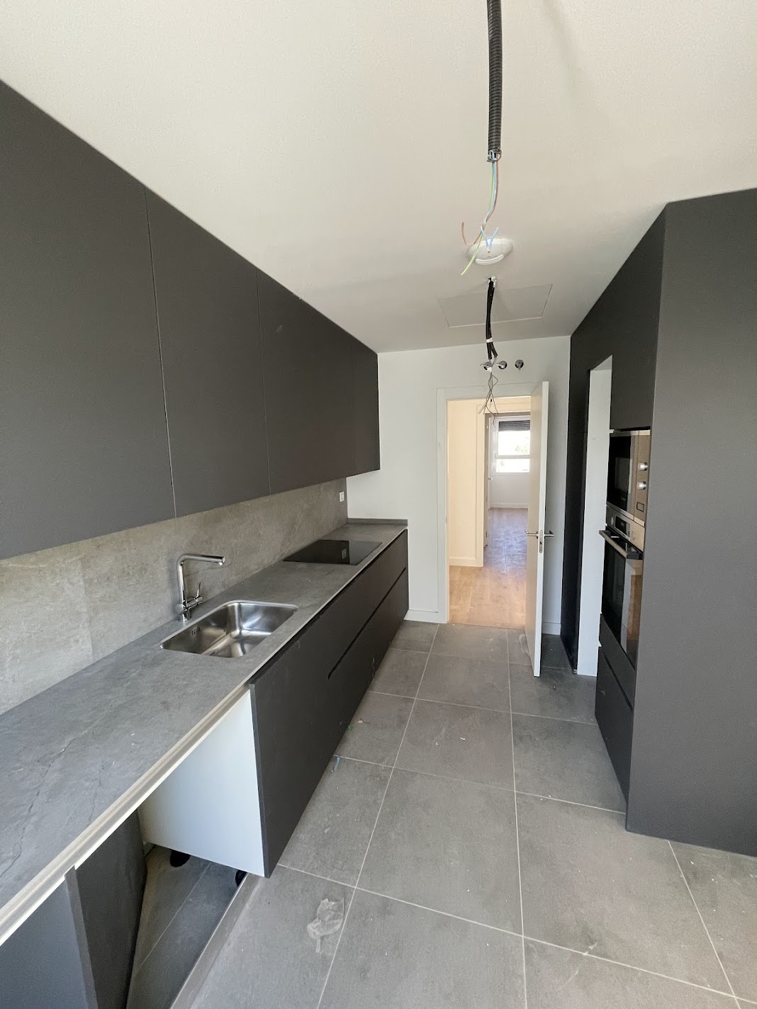 Reforma de cocina moderna gris con diseño minimalista en Marbella - PintaPladur