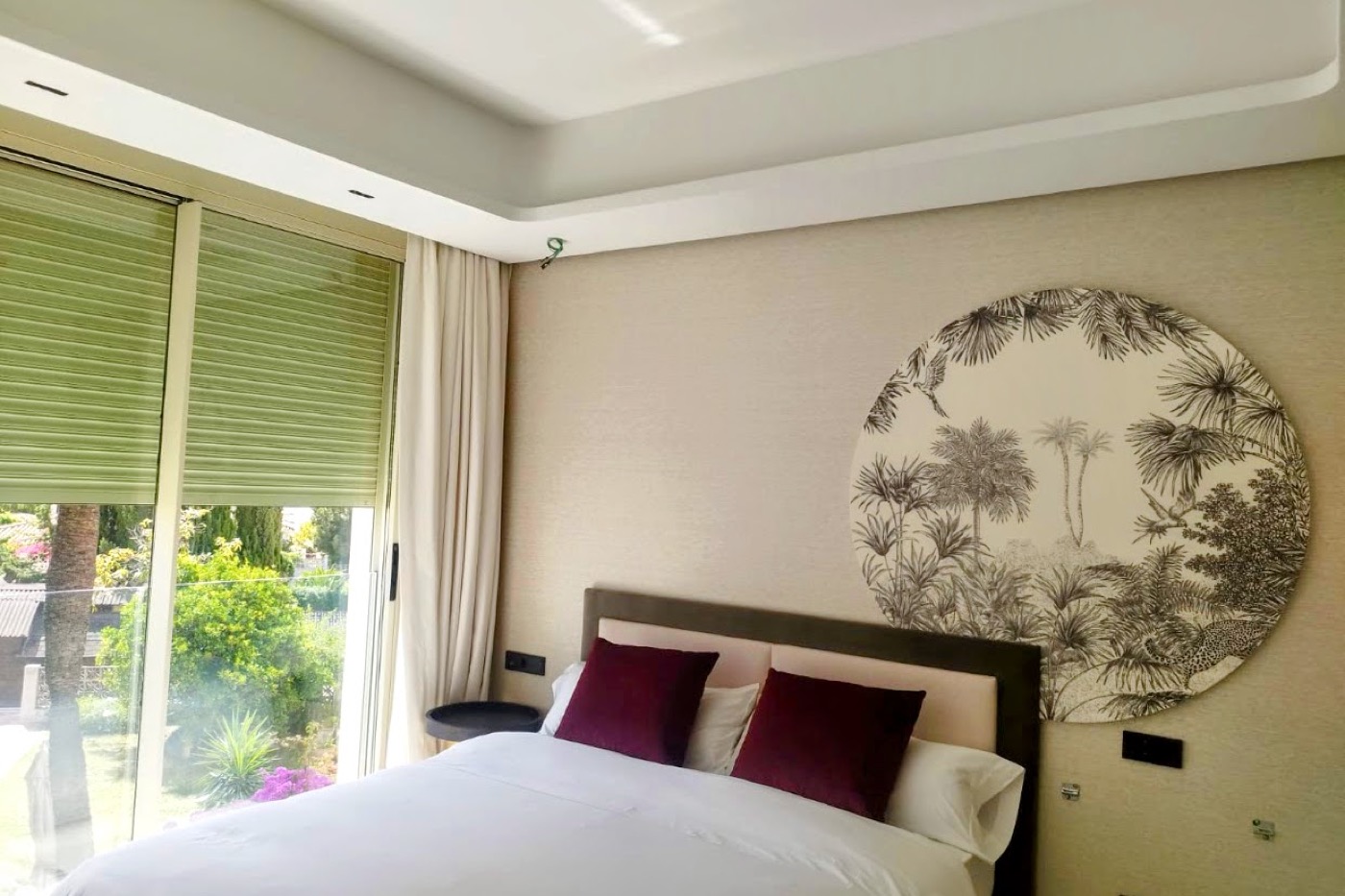 Dormitorio con pladur y pintura decorativa en apartamento turístico de Fuengirola, Costa del Sol – PintaPladur