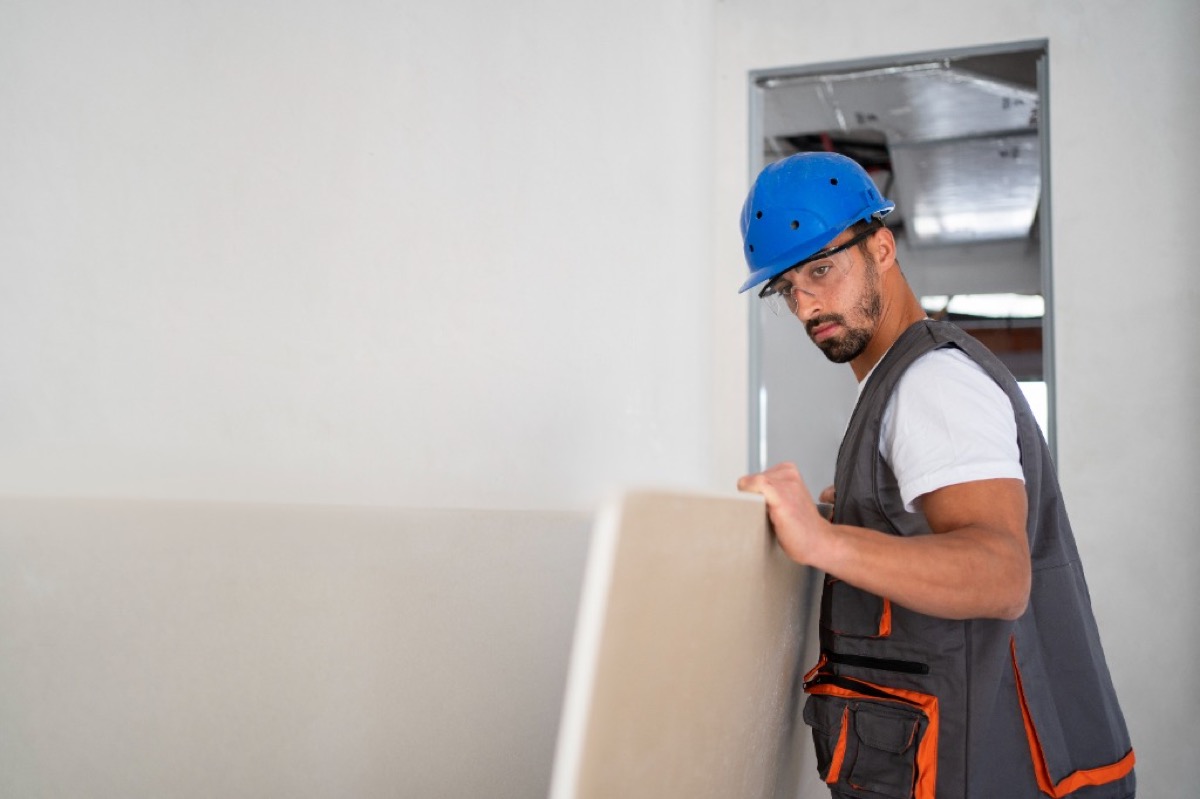 Pintura profesional de dormitorio en Nerja con acabado resistente a humedad y salitre - PintaPladur